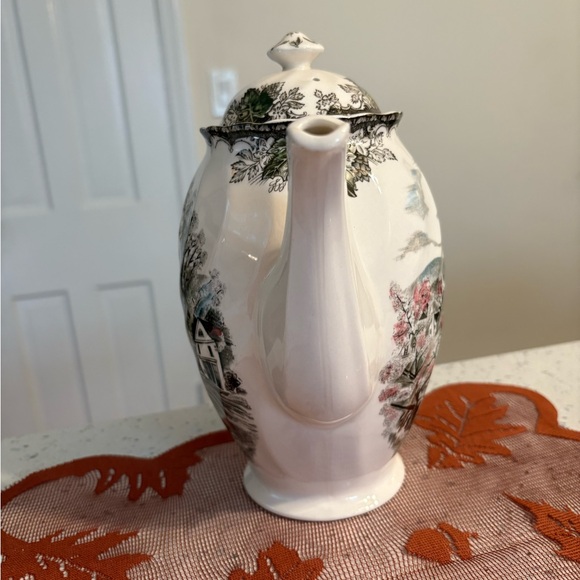 Elegant Ceramic Teapot with Scenic Design The Friendly Village - Picture 3 of 6